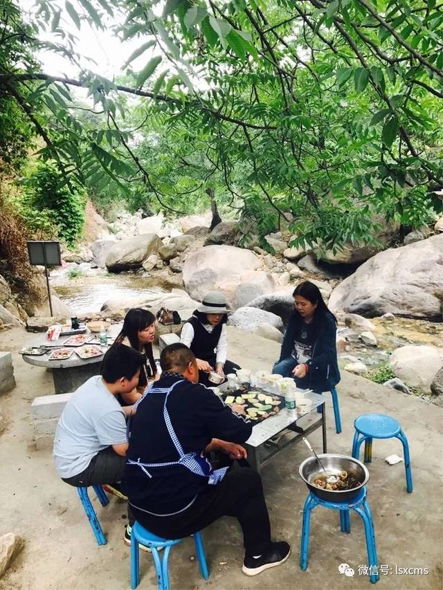 还有美味的烧烤,农家菜中餐,腊猪脚火锅任您选,吃一餐,每人60元