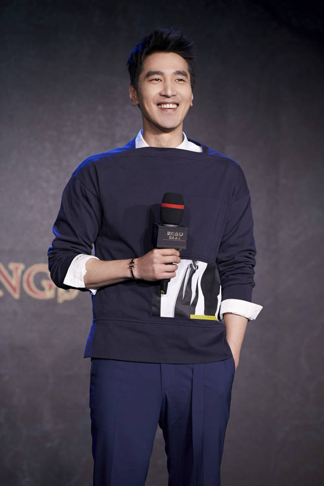 赵又廷《狄仁杰》发布会 与林更新宠溺"捧脸杀"笑翻全场 _手机搜狐网