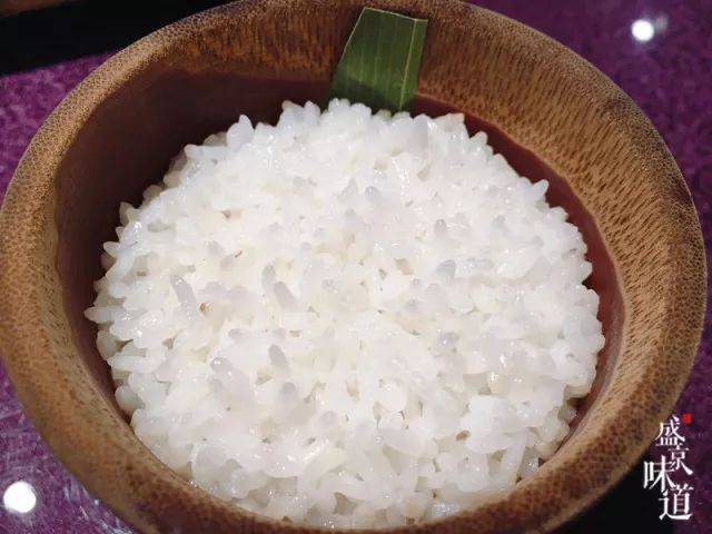 米饭垫着一小块竹叶,放在竹筒里蒸 米饭吃起来真的有一点竹子淡淡的