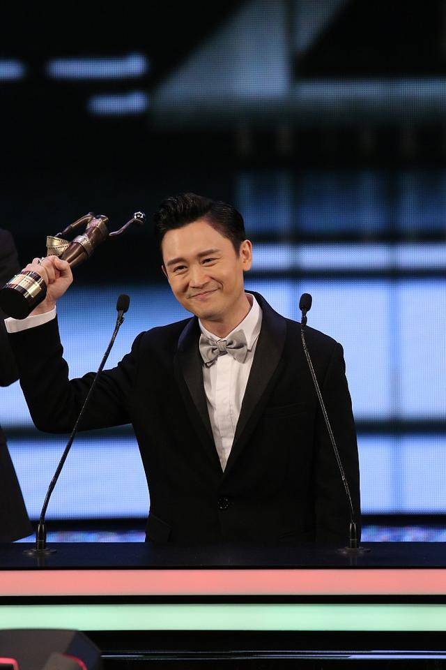 而饰演其自闭症儿子的凌文龙,也凭借其优质的演技获得最佳新演员的