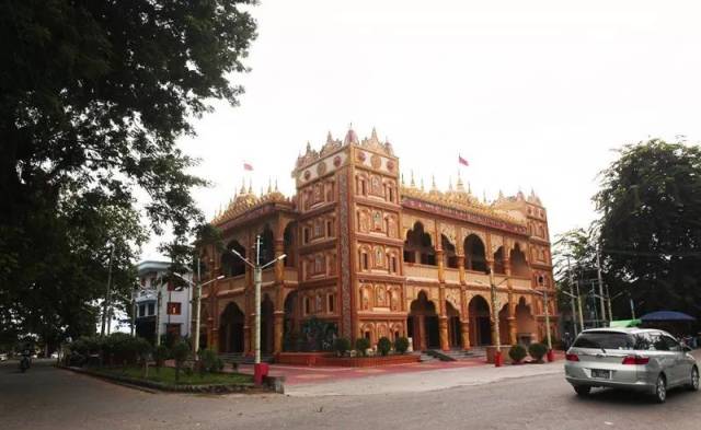 密支那为克钦邦首府,距腾冲约200多公里,属缅甸四大城市之一,有森林之