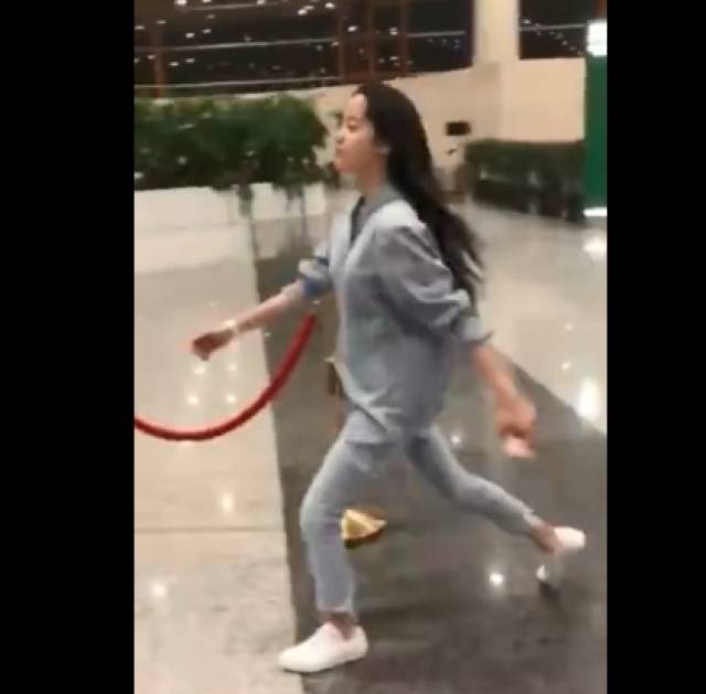 刘诗诗走路姿势火了 欧阳娜娜模仿却被批没礼