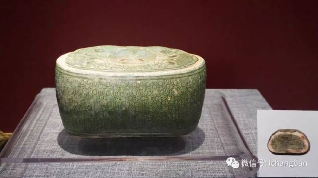 孔雀鸾凤纹葵花形镜 唐(618年-907年) ③ 枕头 唐代瓷枕不仅在釉色