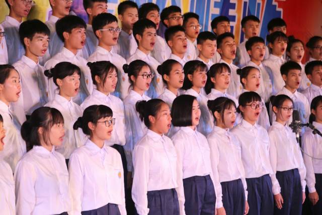 廉江一中举办五四校歌颂唱比赛