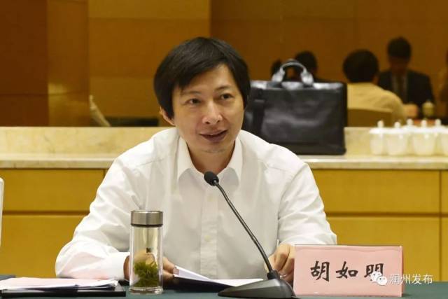 区政府副区长胡如明介绍了润州区在科技,人才方面的相关政策