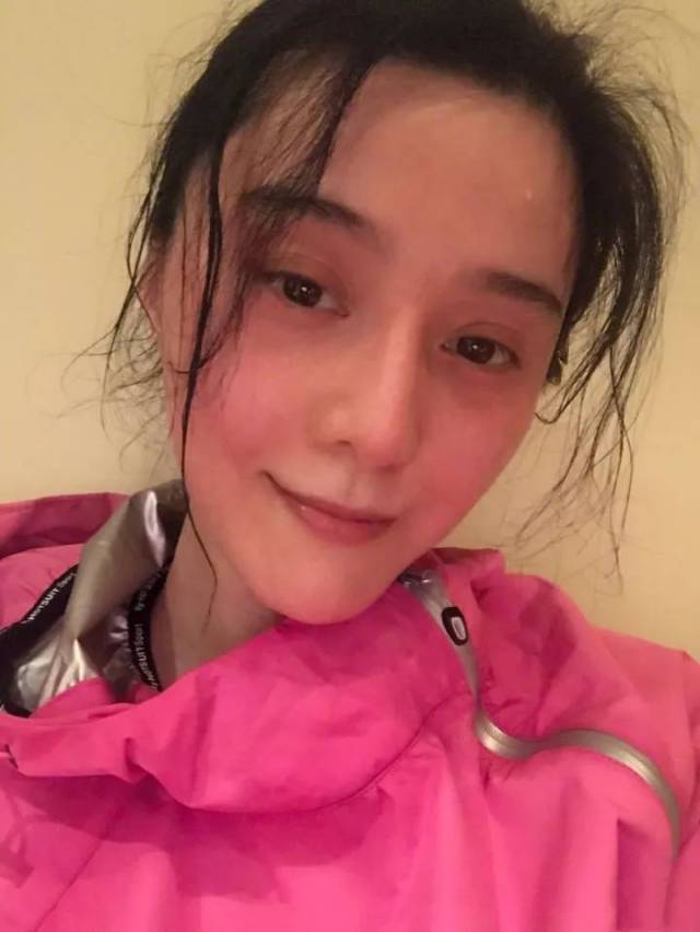 ▼身着暴汗服面色潮红的范冰冰