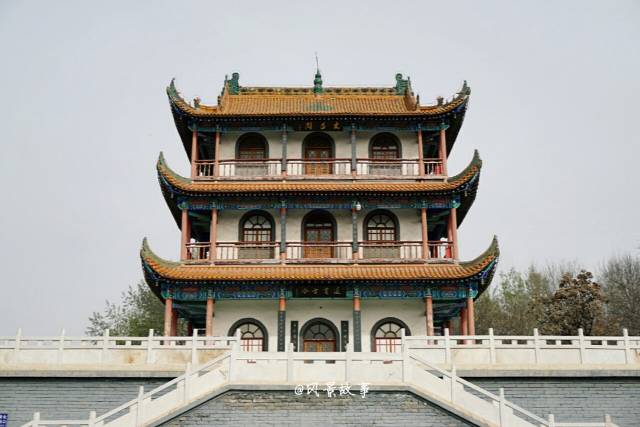 中山公園內的古蹟—建於清代的文昌閣,坐落於銀湖北岸,整個建築氣勢