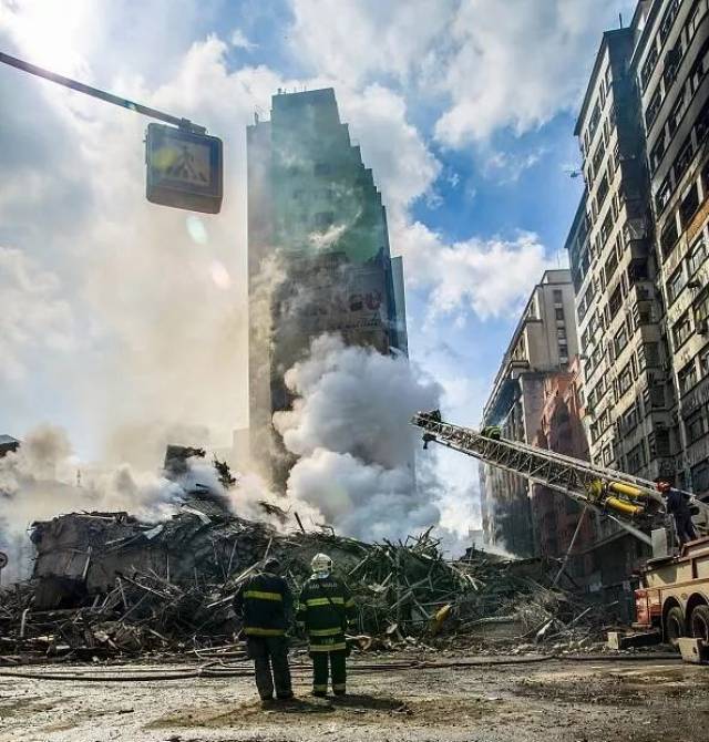 巴西一26层高楼大火中坍塌 据初步消息,火灾可能由一对使用酒精作