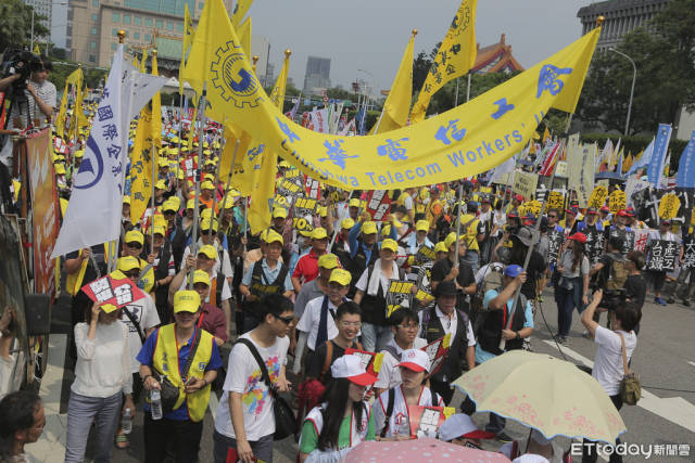 台湾"2018五一大游行 民众放狼烟向台当局宣战