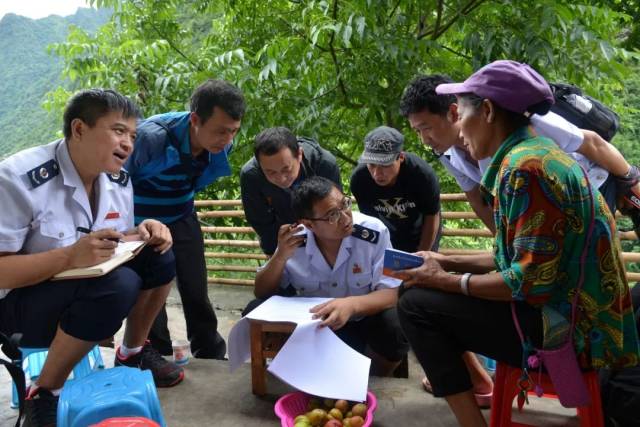 (学党章的青年干部)    扶贫路上的我们