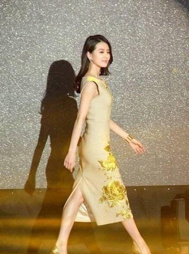 刘诗诗走路姿势火了 欧阳娜娜模仿却被批没礼