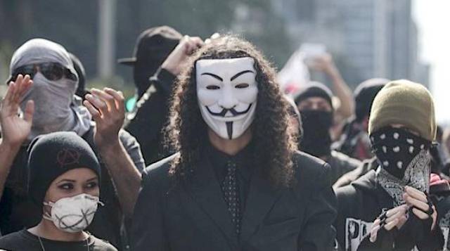 千余黑衣人纵火砸抢,巴黎街头已变战场.民众哀叹:法国已沦陷!