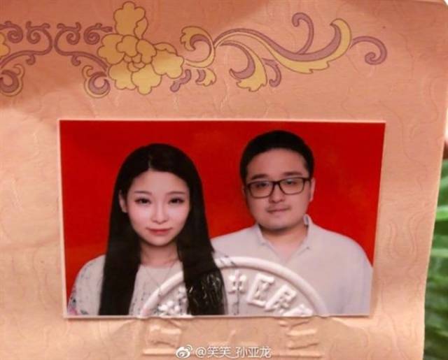 今晚,笑笑在微博突然宣布已经和妻子慧慧离婚,距离两人高调宣布结婚还