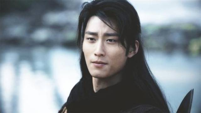 在剧中他饰演穆如寒江更是精彩万分,由于剧中是三个平行主演,但是明显