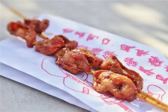 鸡胗也是不少人的心头所爱,小哥炸出来的鸡胗软韧弹牙,硬香满满.