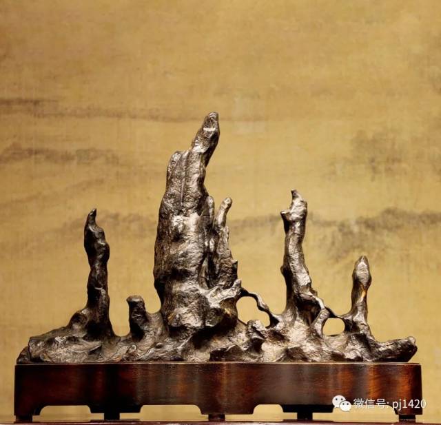 灵璧石"研山铭 成 交 价:rmb 6,900