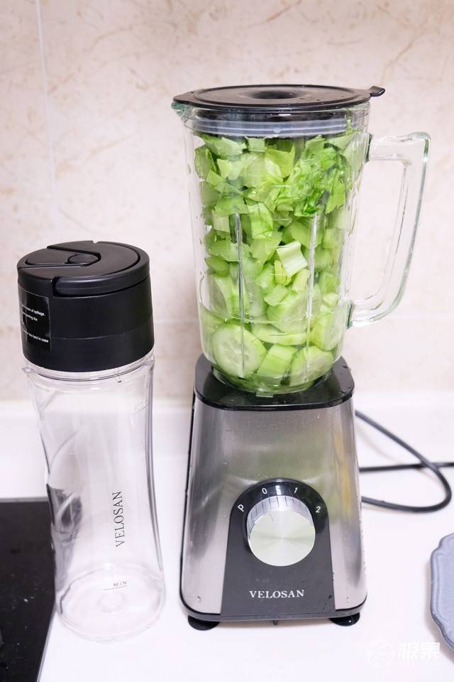 芹菜,生菜,荷兰乳瓜洗净去皮,切小块,丢进velosan榨汁机.