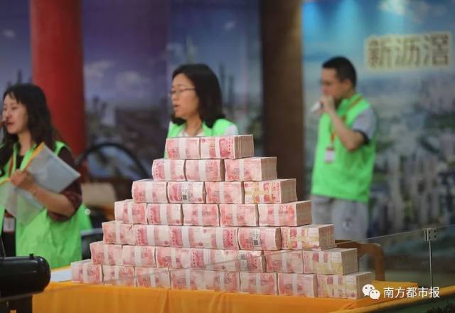 看这一堵钱墙!1200多万元人民币,都摆台上.