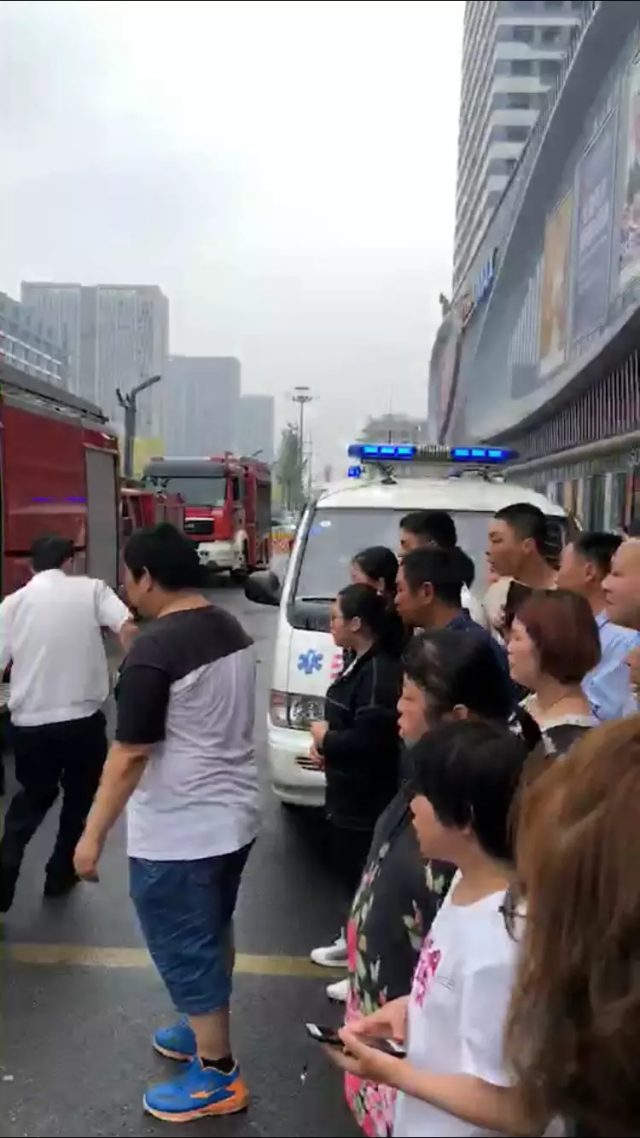 突发事件!常熟万达广场地下停车场塌了?