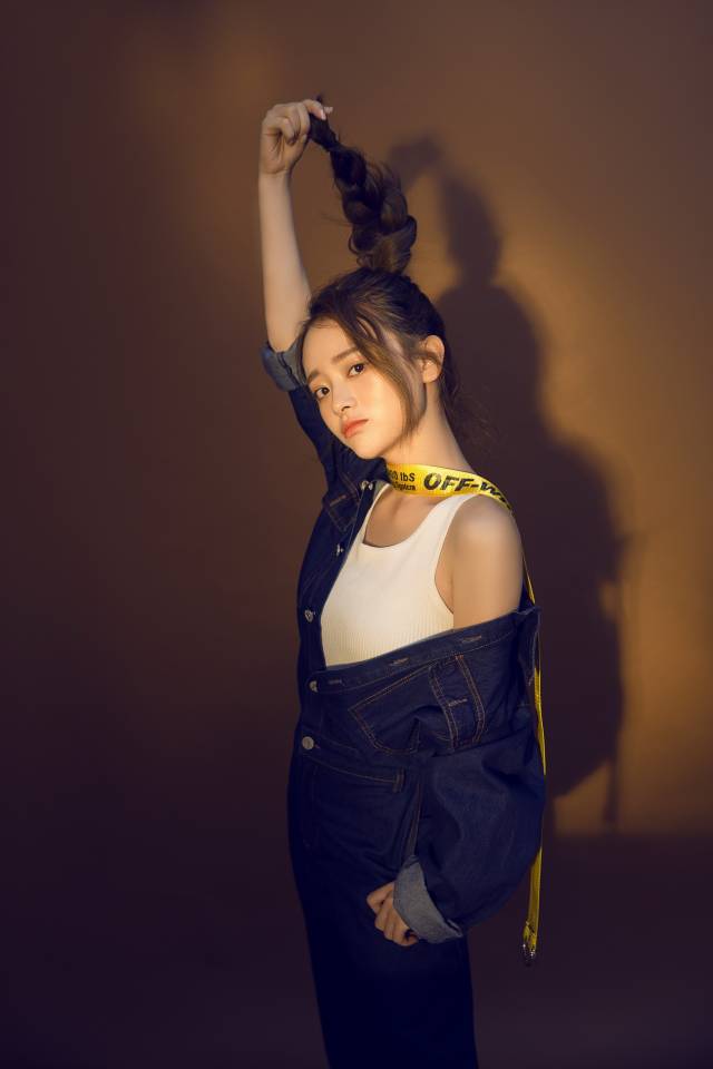 叶丽娜最新元气写真曝光 青春可人甜美娇俏