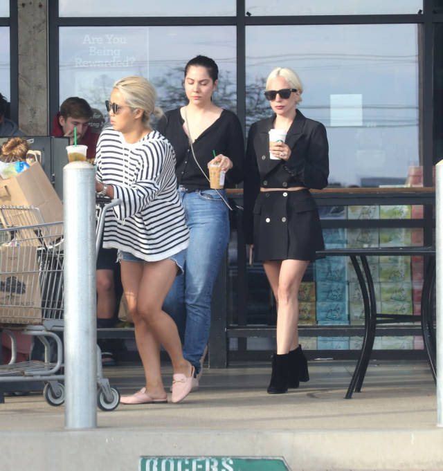 55米的身高,但是从照片丝毫看不出来,lady gaga这一身酷黑还真是蛮会