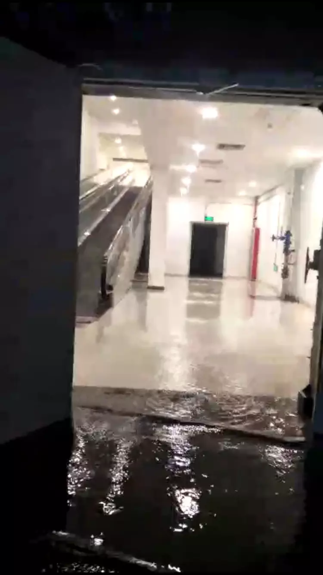 突发事件!常熟万达广场地下停车场塌了?