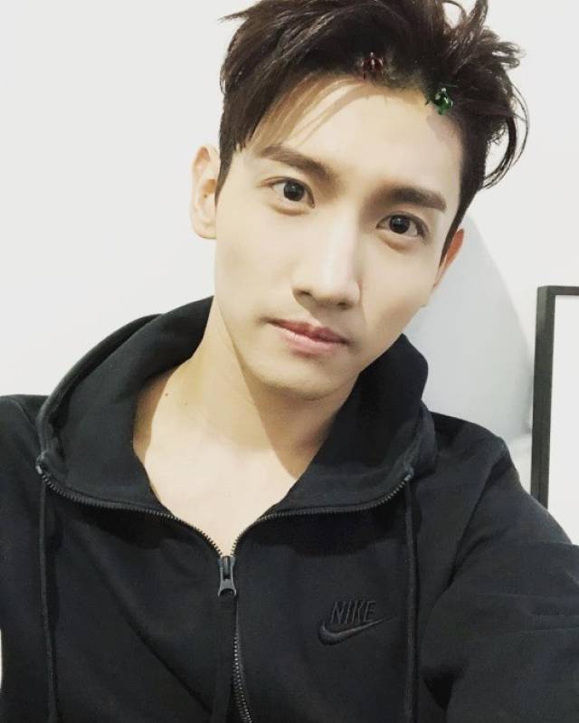 最强昌珉ins更新晒背部肌肉 倒三角完美雕塑身材