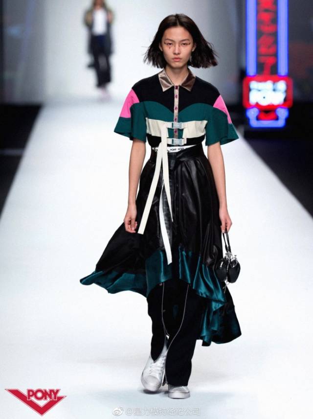 在2018秋冬时装周上,赵佳丽是 louis vuitton 女装秀场上唯一的中国