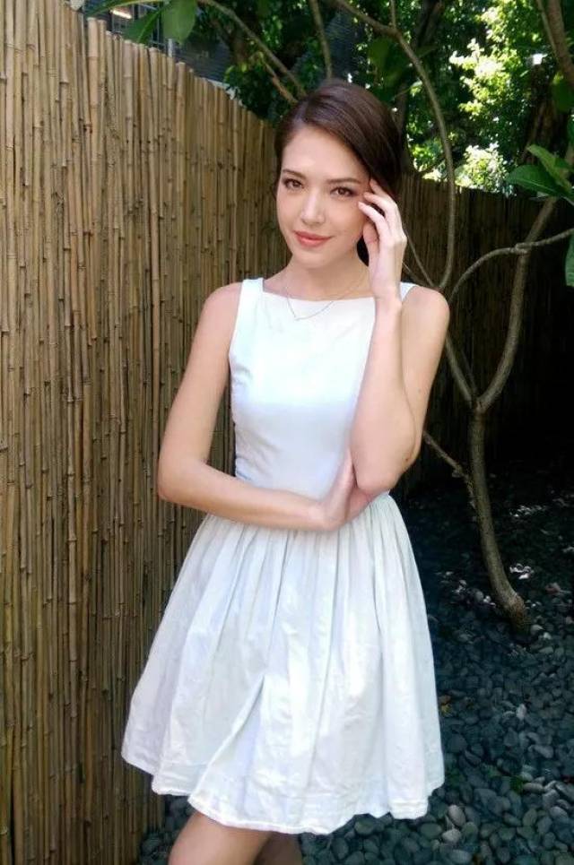 他现在签了内地一个金色传媒,也负责宣传也会给接一些合作.