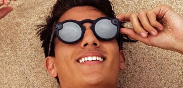 妹子们要小心!电车痴汉的最新利器,地铁里碰到