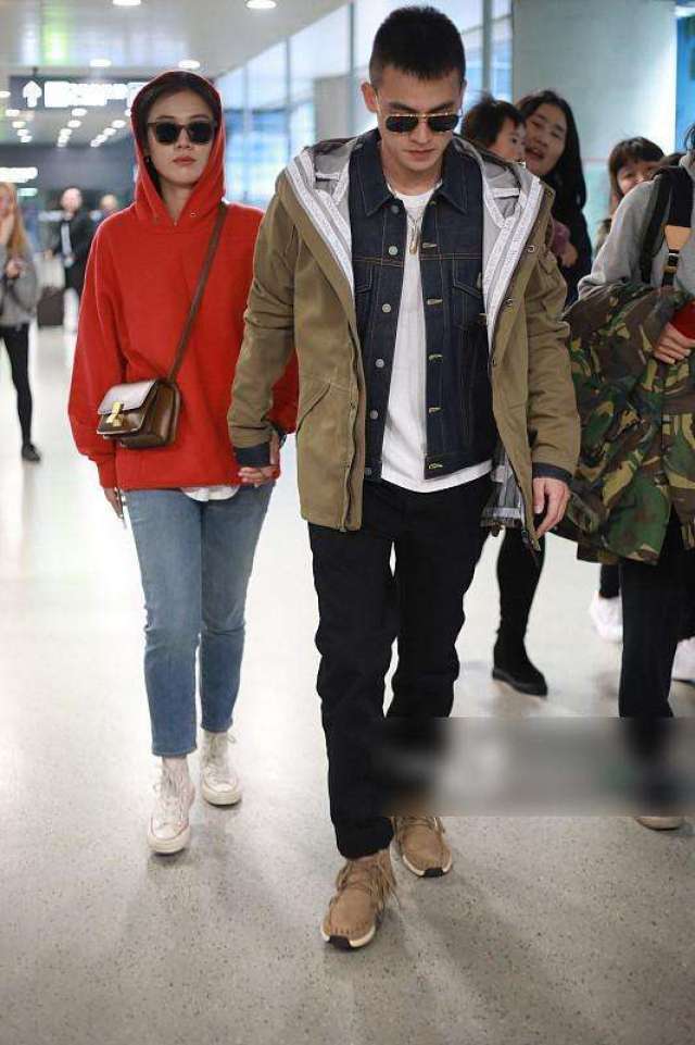 高调秀恩爱! 马思纯与欧豪十指紧扣牵手撒狗粮, 紧跟男友小鸟依人