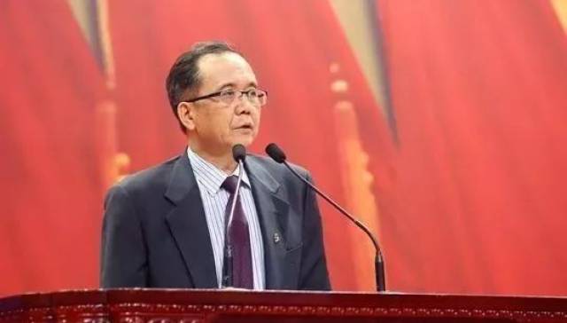 北大校长念错字惹非议, 校长就该完美吗?来看