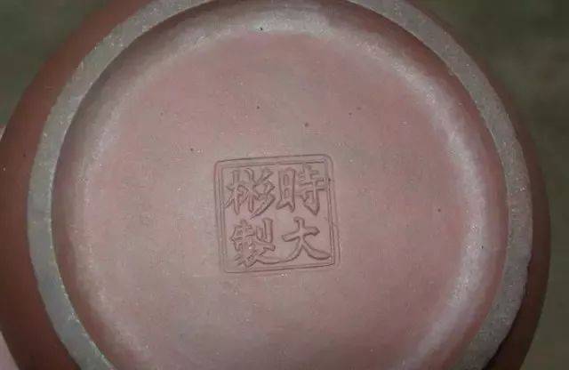 假 时大彬款 ▲新壶做旧突出脏乱 做旧壶,出