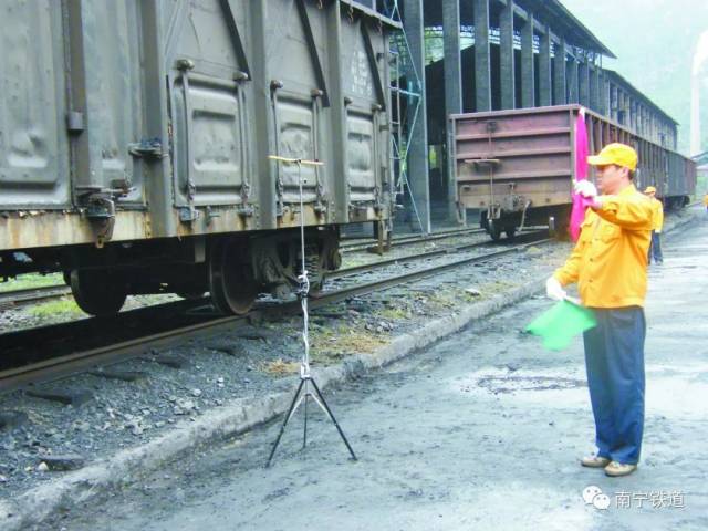 【探秘铁路摩尔斯密码】旗语:心有灵犀的沟通