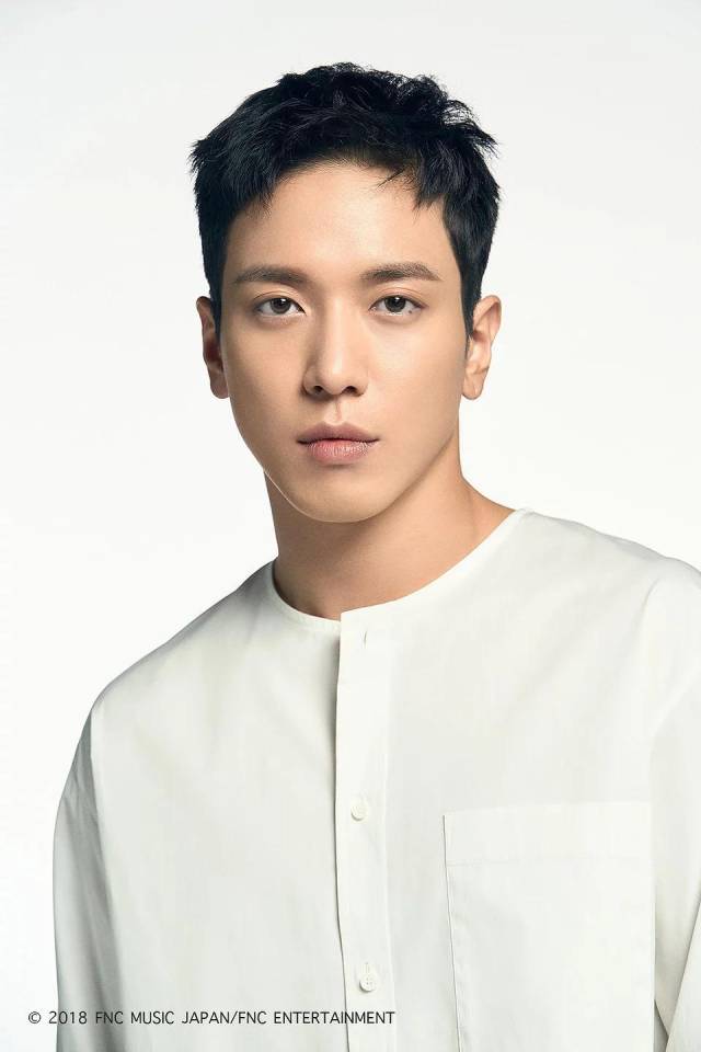 欣赏郑容和的最新写真照并期待5月12日他的全新solo单曲《letter》