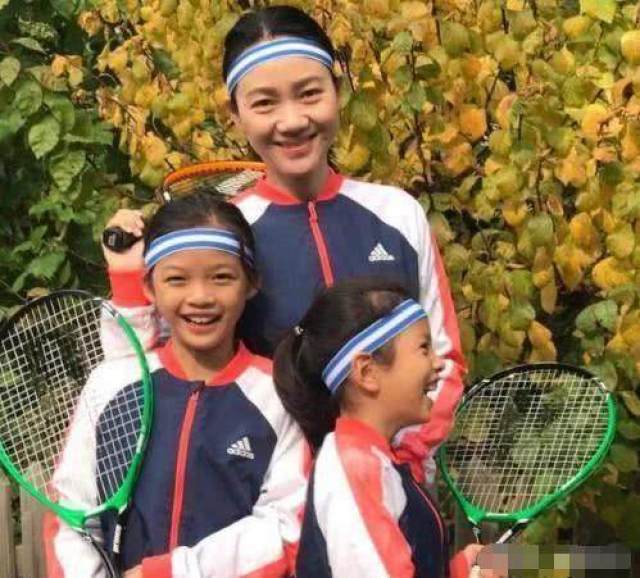 如今的周群虽然已经45岁,但她因为有孩子的陪伴看起来依旧那么的淑女