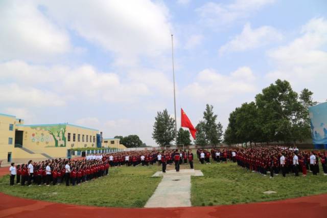 西安临潼华乐学校升旗仪式隆重举行