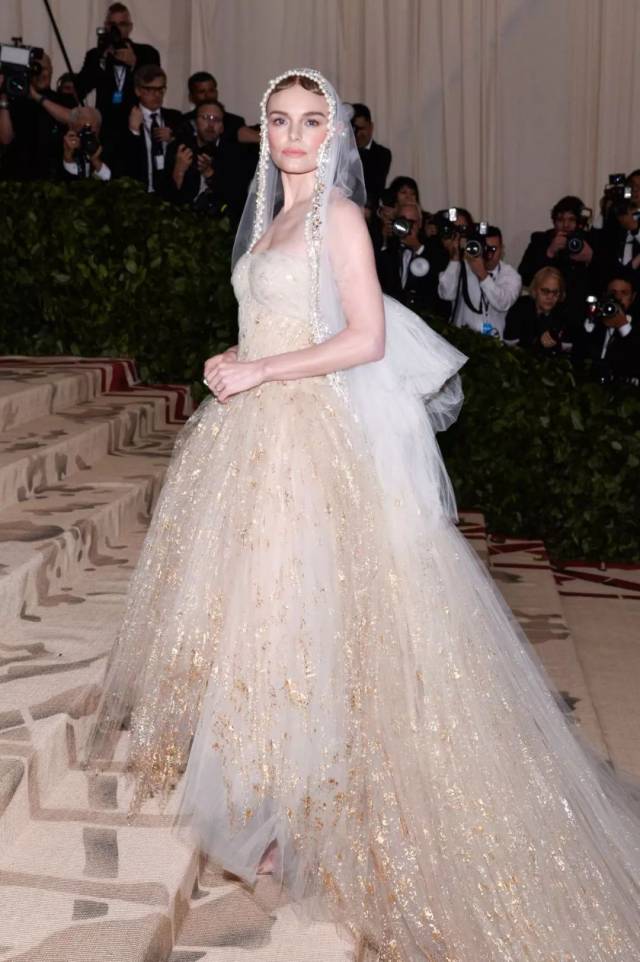 主持人之一的amal clooney 也是占地面积组的.