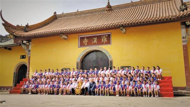 什邡108罗汉娃成长中学会感恩_手机搜狐网