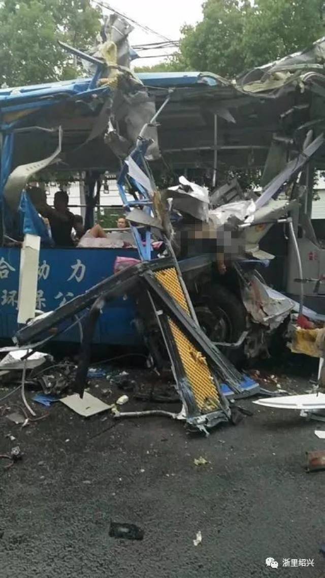 绍兴发生重大车祸,一公交车与渣土车猛烈相撞, 1人死亡,10多人受伤