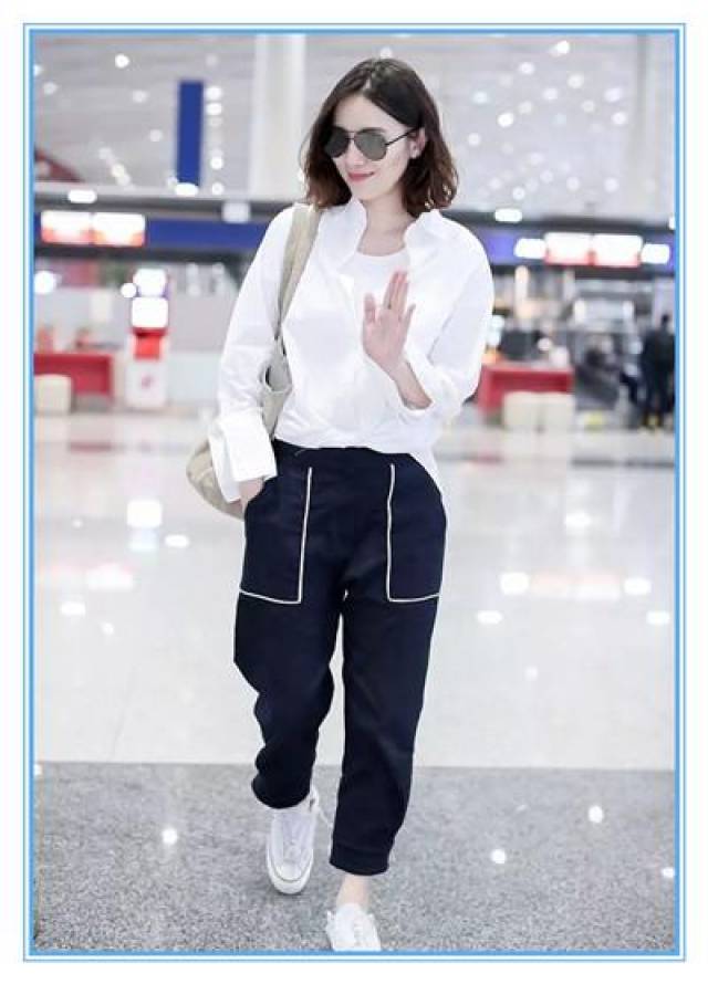 白衣搭黑裤时髦到飞起,但看到她的鞋我呆了!