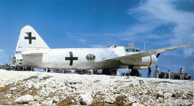 1945年8月的le shima(不知道什么地方),投降的日军g4m贝蒂轰炸机被