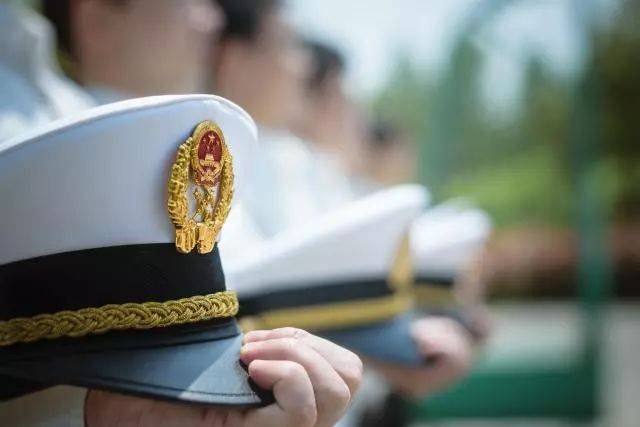 把誓言融入血脉 我们用国旗下的庄严敬礼 供稿:绍兴海关 编辑:叶 挺