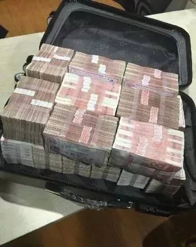 里面竟是整整一大箱子的百元大钞