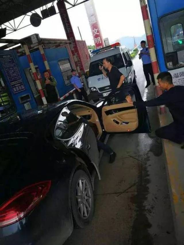 保时捷女车主被绑架勒索300万,民警真枪实弹围捕嫌疑人