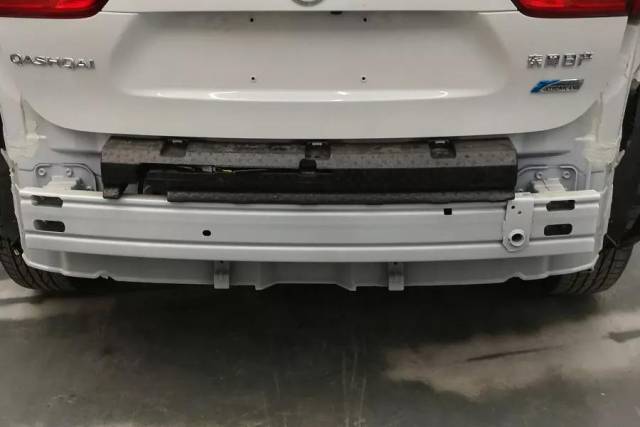 前后防撞梁拆解,看看这辆日产逍客的品质如何?