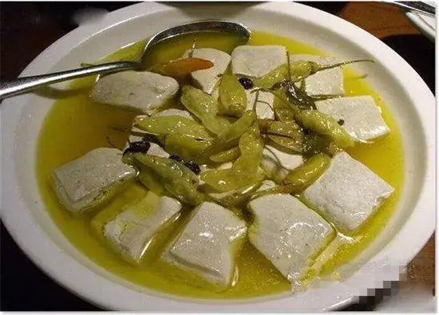 这种臭豆腐,不是油炸的那种,而是特色臭豆腐,经过 腌菜卤浸过的清蒸臭