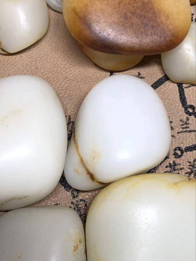 最美不过新疆和田羊脂玉籽料,雪绒花矿业和田玉原创