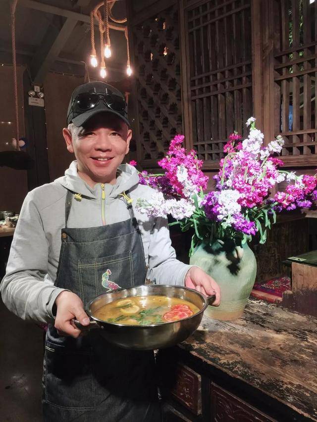 东东和昆明电视台美食节目主持人杨可最近,东东看着喜欢他美食与