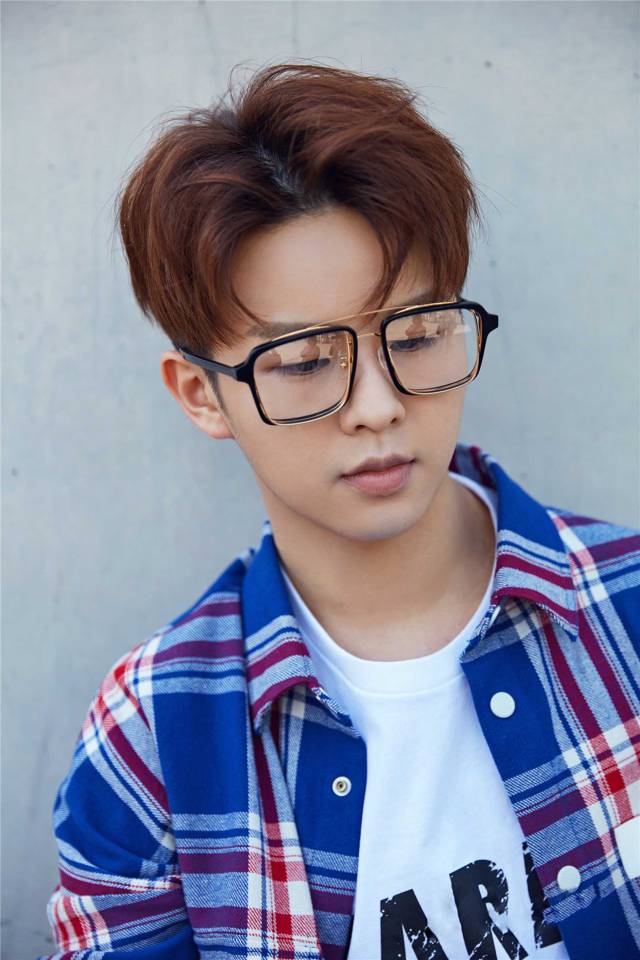 徐浩春日"暖蓝"写真曝光 框架眼镜展"斯文诱惑"